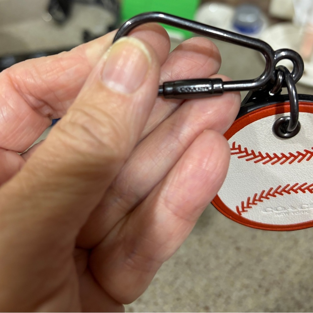 ⚾️⚾️⚾️⚾️COACH Baseball Leather Keychain brand new with tags ⚾️⚾️⚾️⚾️ - Picture 2 of 4